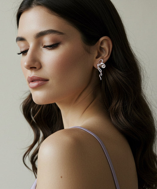 ロングボウリボンピアス着用イメージ 顔周りが華やぐリボンモチーフ