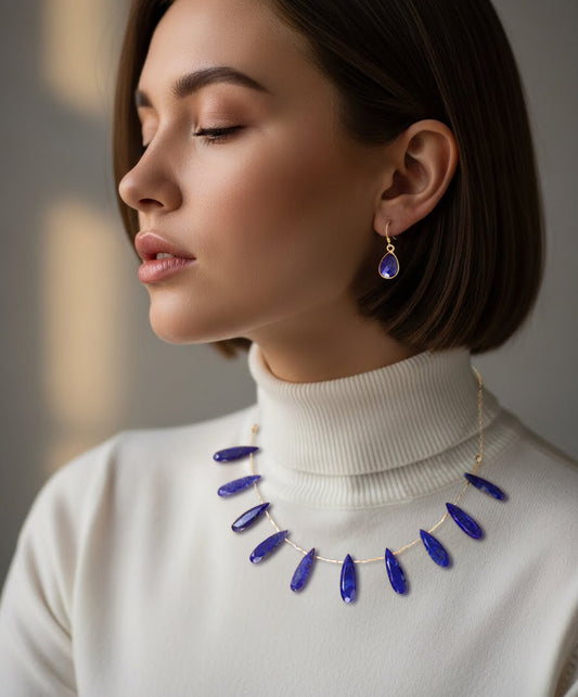 ピスラズリピアス着用イメージ 深いブルーの天然石が顔まわりで輝く