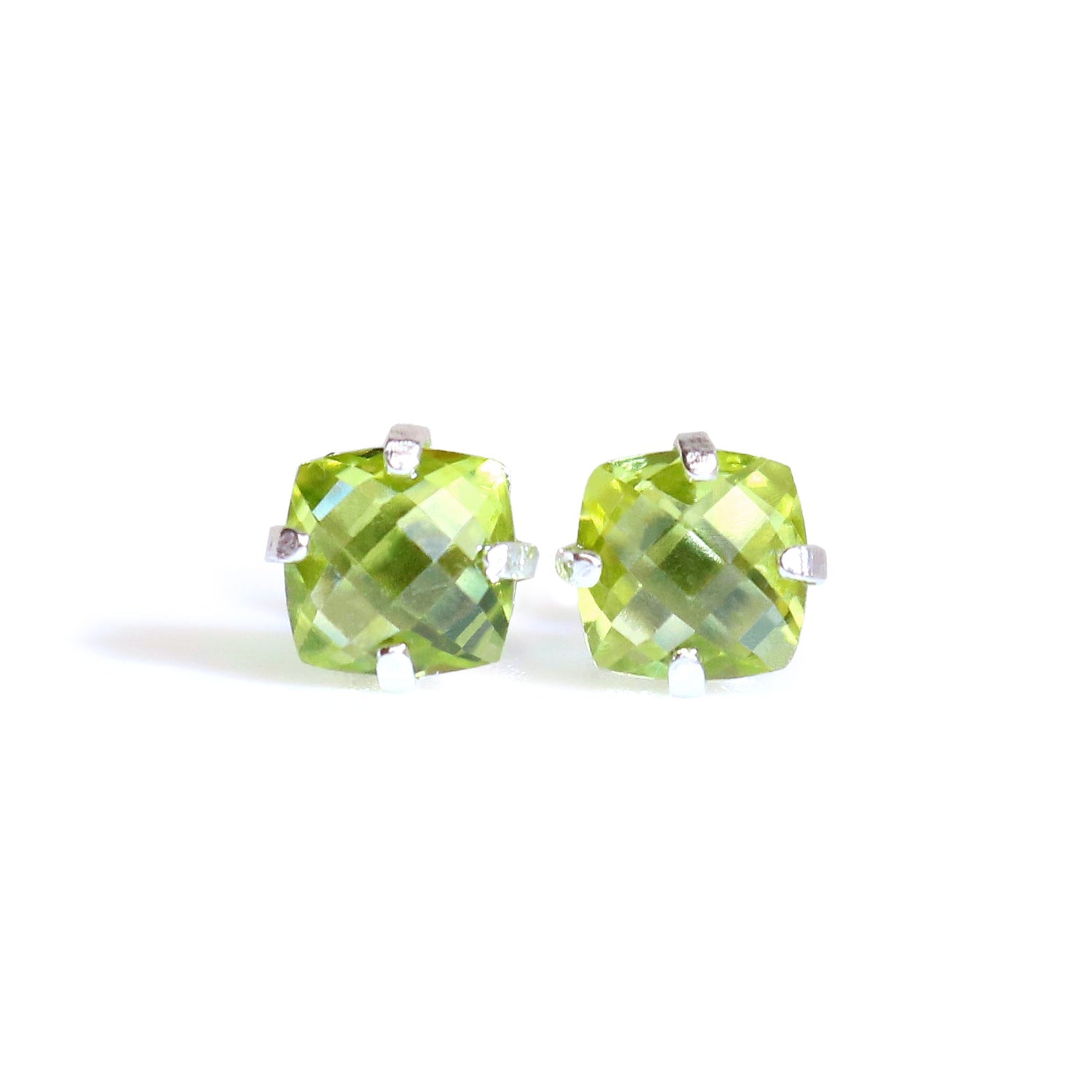 ペリドット スクエアクッションカットピアス チェッカーカット 宝石アップ