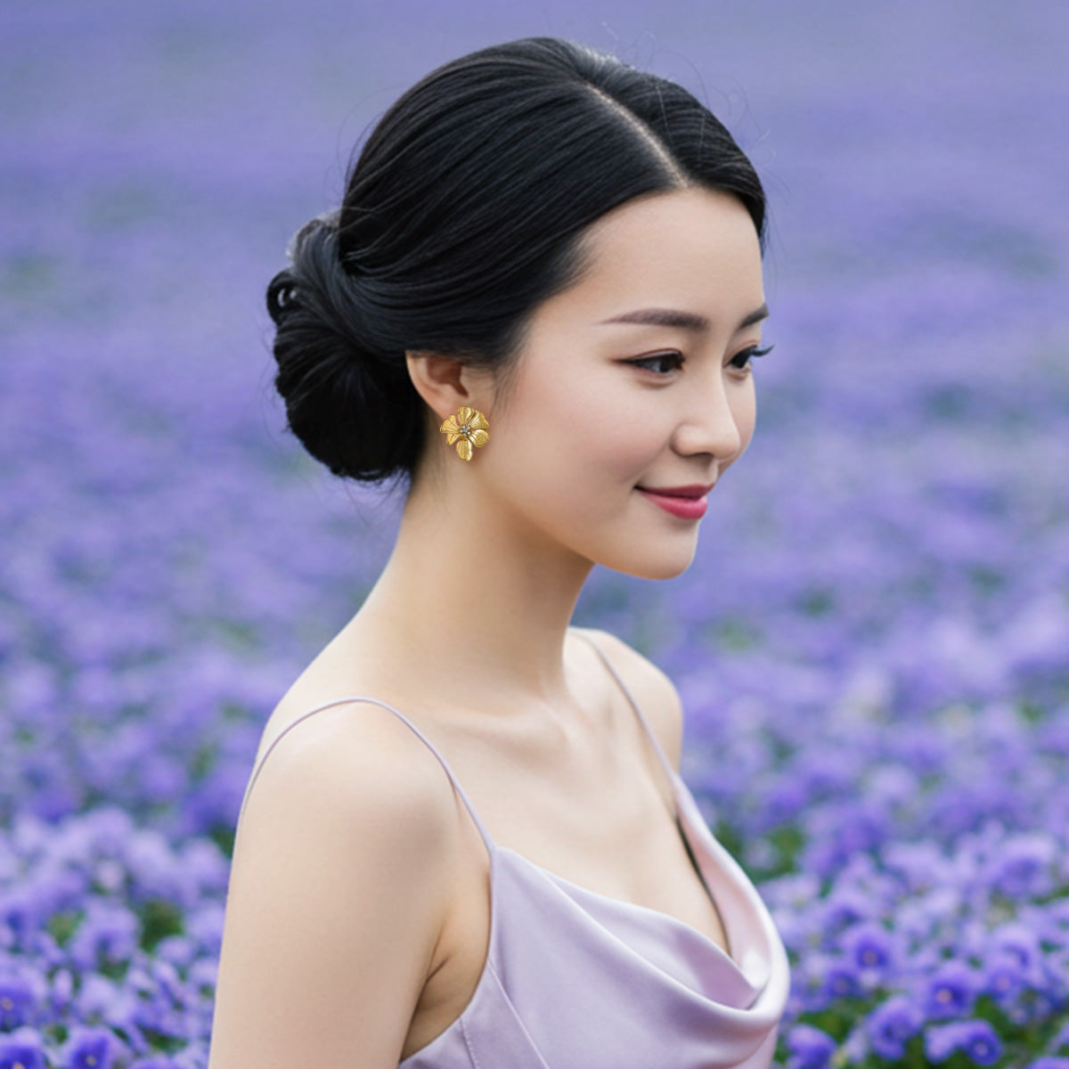 スミレピアス 着用イメージ 18Kゴールドプレート 花言葉ジュエリー