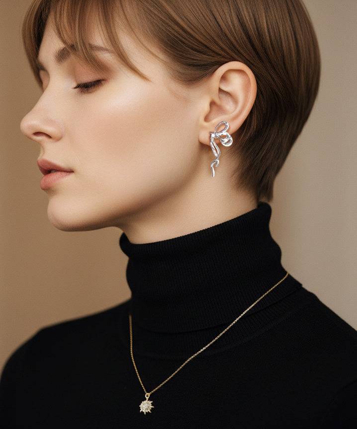 ロングボウリボンピアス着用イメージ 顔周りが華やぐリボンモチーフ