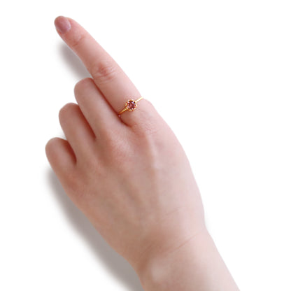 レッドジルコンリング着用イメージ 指元で輝く深い赤色