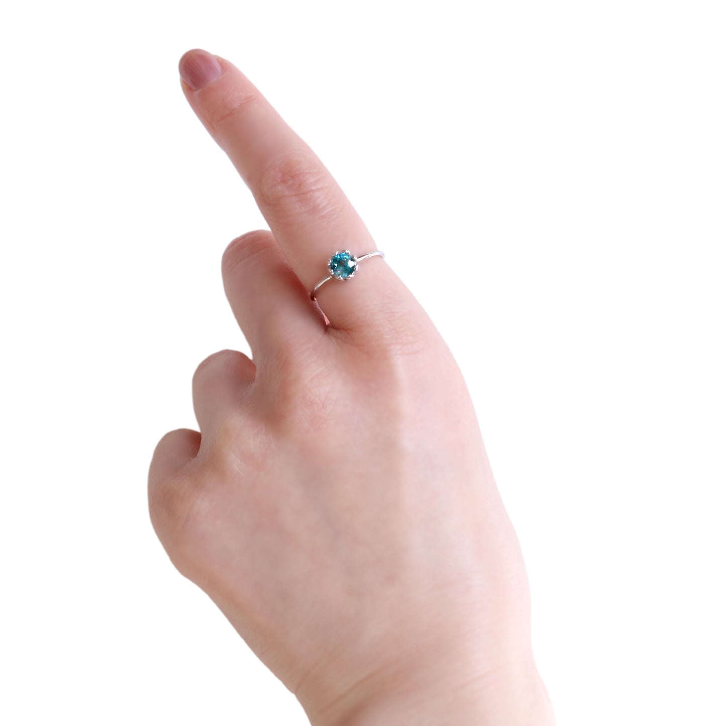 ブルージルコンリング着用イメージ 指元で輝く深いブルー