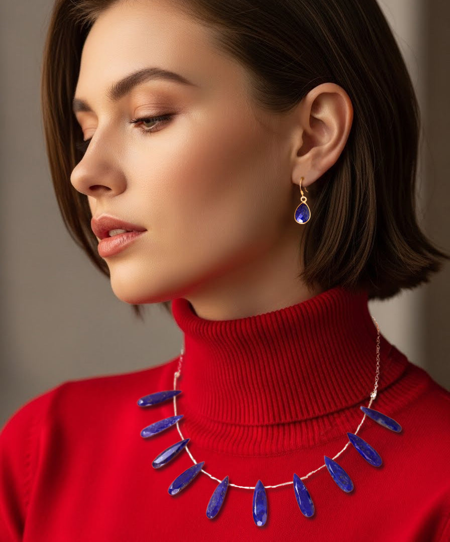 ピスラズリピアス着用イメージ 深いブルーの天然石が耳元で輝く