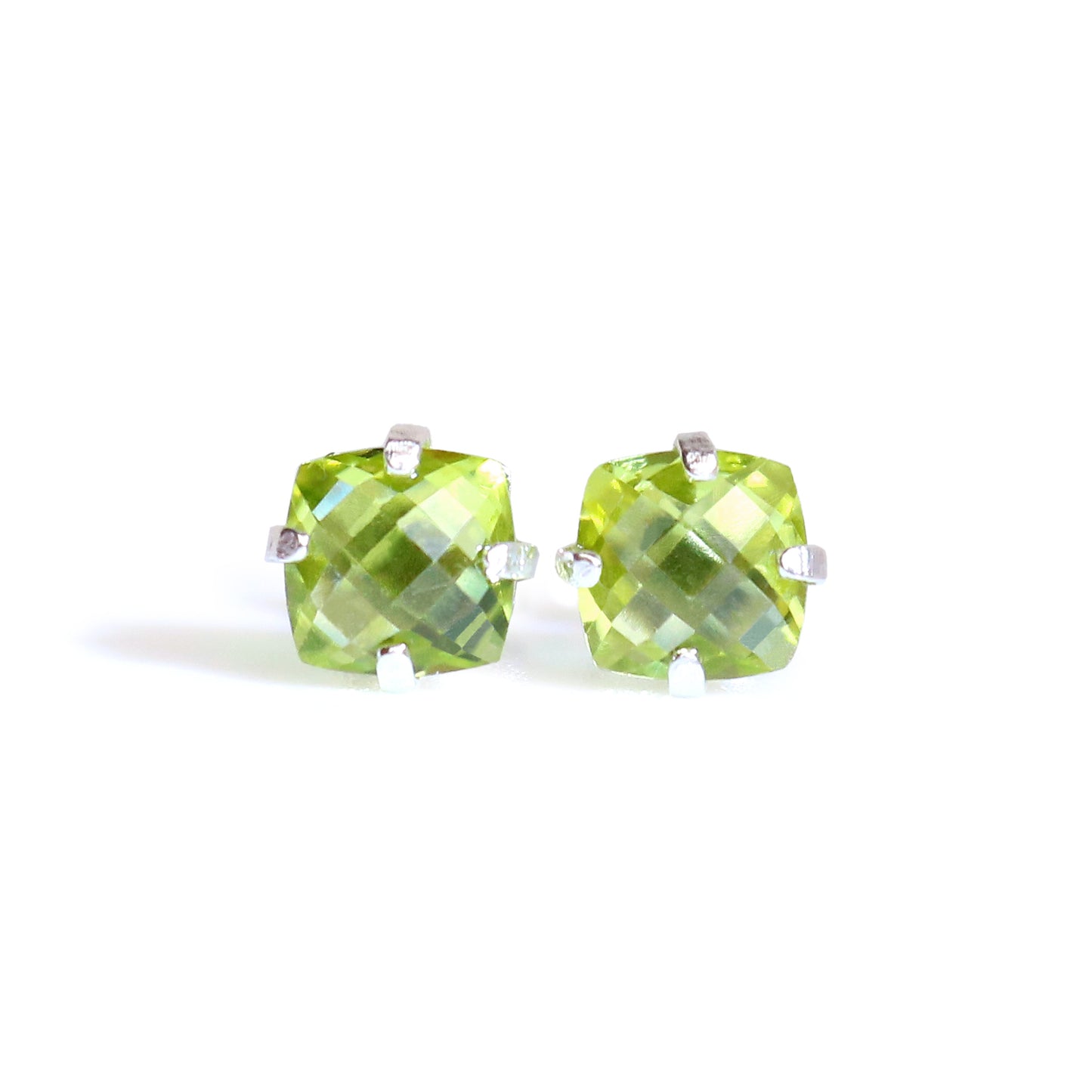 ペリドット スクエアクッションカットピアス チェッカーカット 宝石アップ