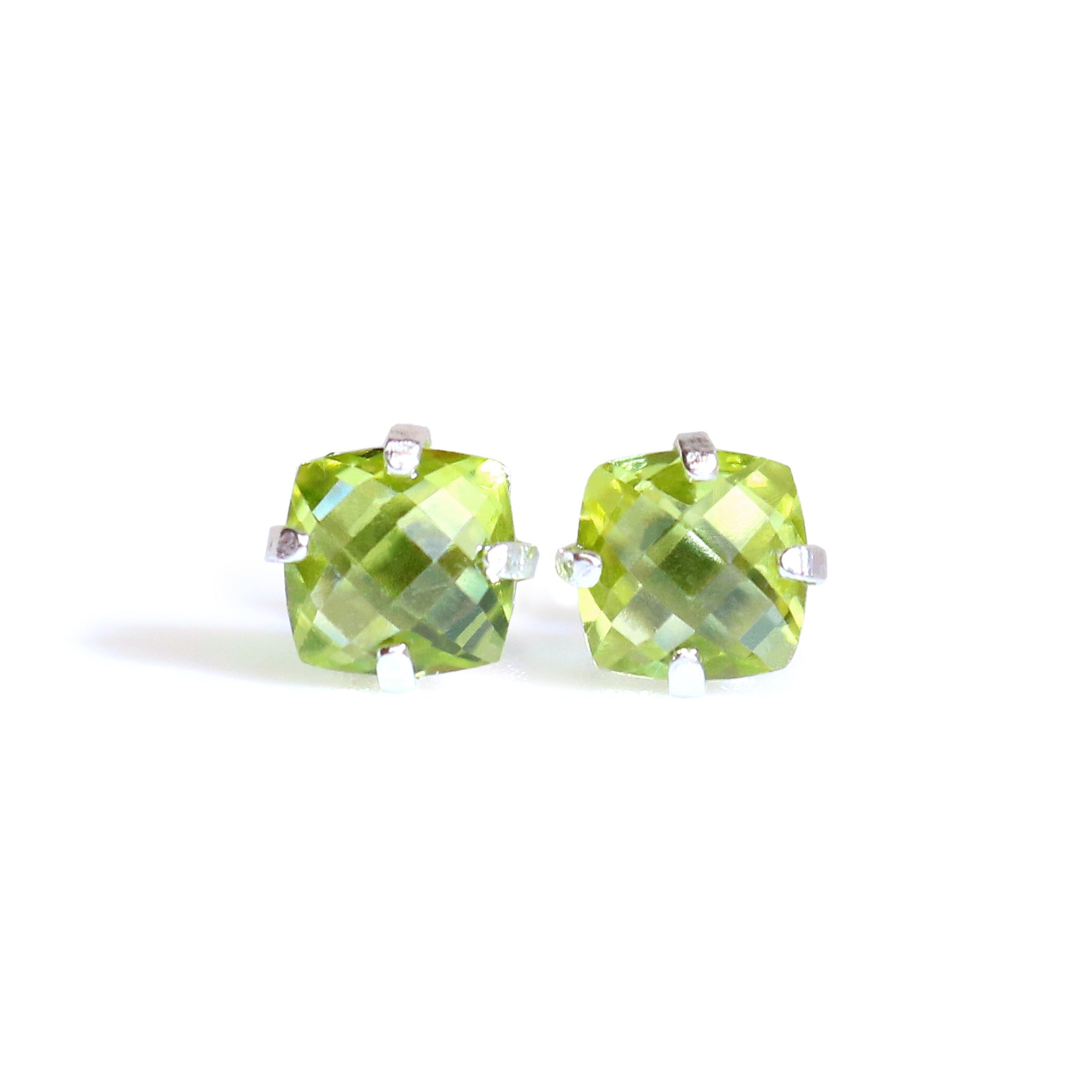 ペリドット スクエアクッションカットピアス チェッカーカット 宝石アップ