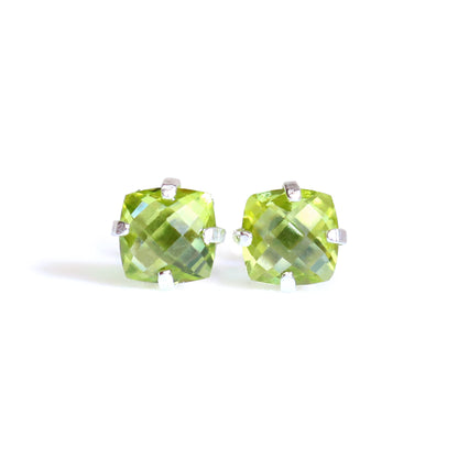 ペリドット スクエアクッションカットピアス チェッカーカット 宝石アップ