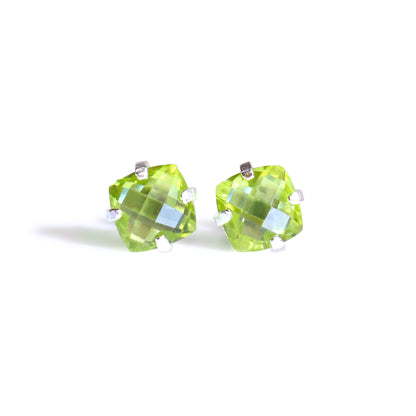 ペリドット スクエアクッションカットピアス チェッカーカット 宝石アップ 8月誕生石 silver925